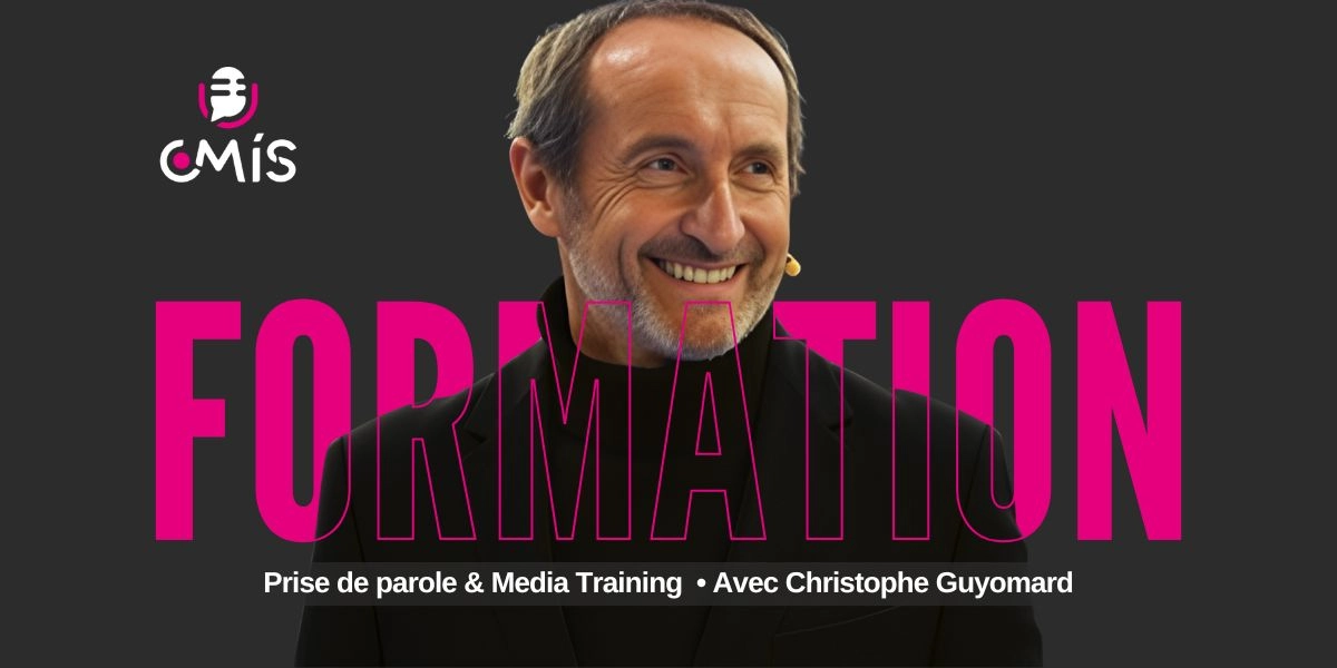 Christophe Guyomard en formation media training au CMIS à Caen, sur plateau TV professionnel, accompagnant des dirigeants et communicants en prise de parole et communication médiatique.
