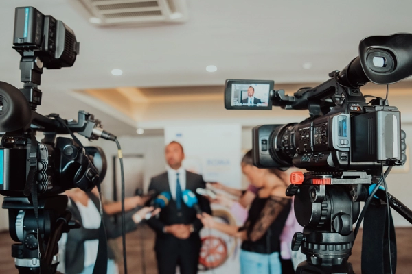 Conférence de presse filmée par des étudiants en audiovisuel à Caen