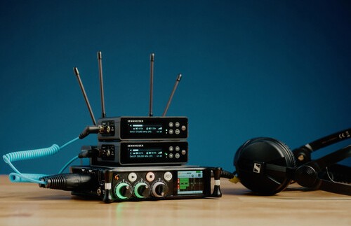 Équipements audio avec casques et récepteurs sur table.