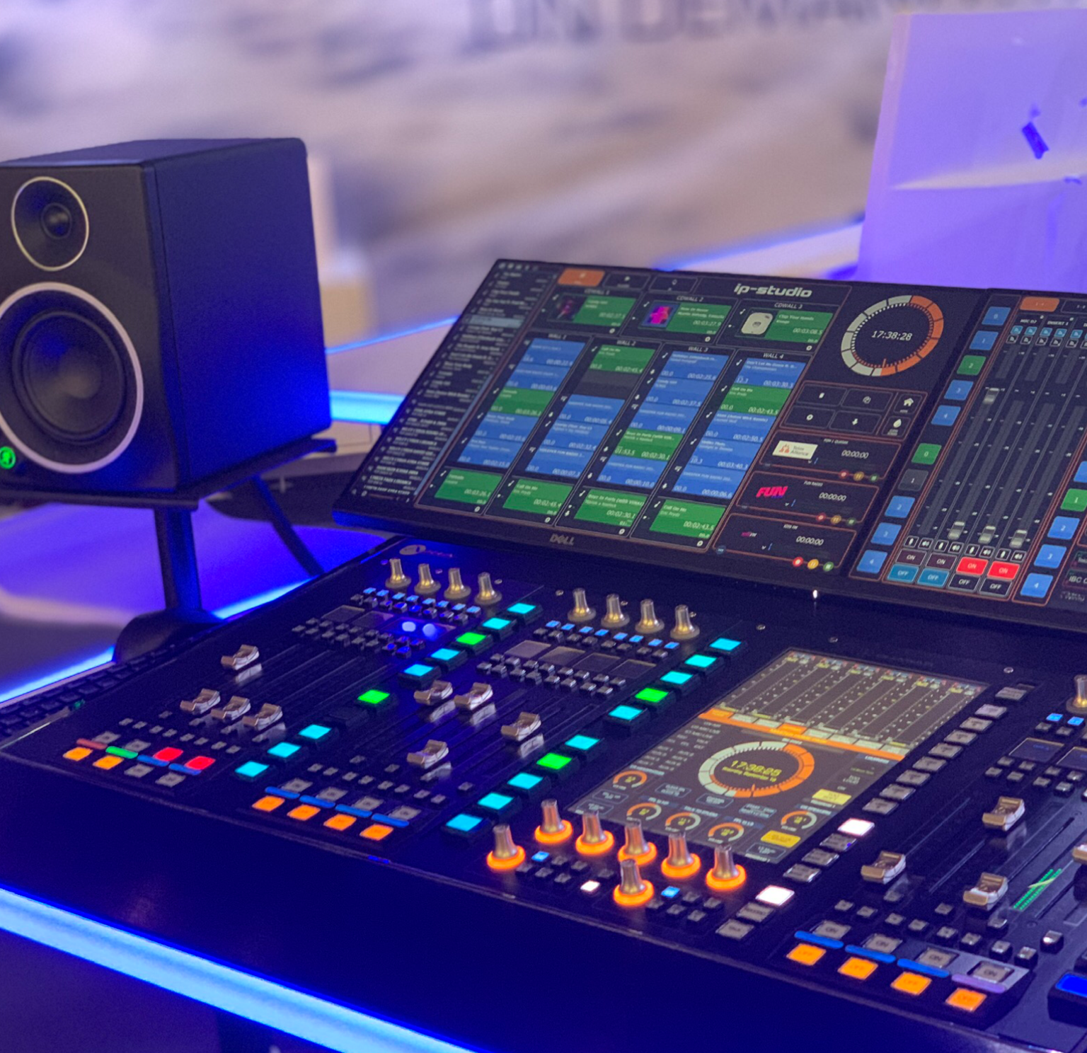 Table de mixage électronique avec écran et enceintes.